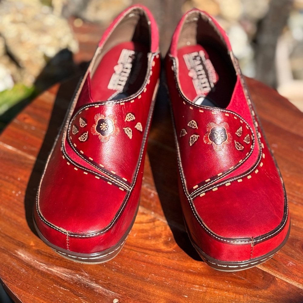 L'ATISTE size 9.5 (EU 41) Red Mules & Clogs Vibrant Leather Design. Gently worn.